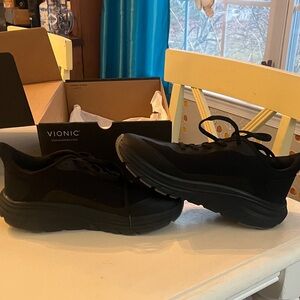Vionic Women’s All-Black Sneakers 9 1/2